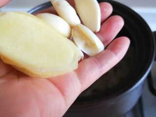 混蛋猪皮冻  新文美食,砂锅中加入适量水，放入姜片蒜瓣。