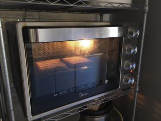 冬阴功风味蒸烤鸡胸佐时蔬配吐司切片,将吐司片放在烤箱的中层，上下火180度，加热约5分钟左右，吐司片的两面金黄色即可。