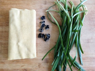 韭香豆腐皮,准备食材。韭菜摘洗干净，豆皮过热水洗净。