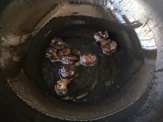 韭香豆腐皮,锅中适量油烧热，将木耳攥干水份下锅，略炒。