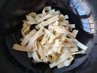 韭香豆腐皮,将切好的豆腐皮下锅和木耳一起翻炒一下。