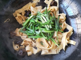 韭香豆腐皮,出锅前加入韭菜。