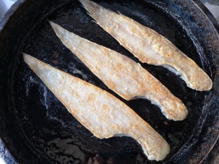 椒盐鳎米鱼,煎至一面挺实后翻个面，煎另一面。