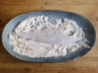 椒盐鳎米鱼,将鳎米鱼的两面都薄薄拖一层裹炸粉。切记不可太厚。