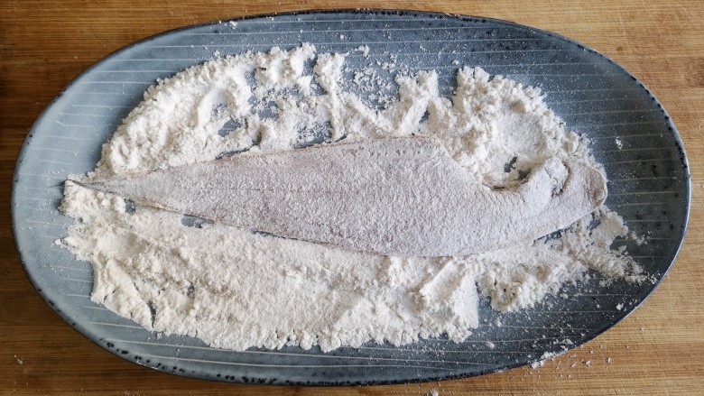 椒盐鳎米鱼,将鳎米鱼的两面都薄薄拖一层裹炸粉。切记不可太厚。