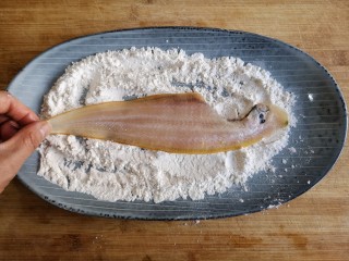 椒盐鳎米鱼,将腌制好的鳎米表面拖一层裹炸粉。