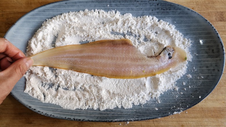 椒盐鳎米鱼,将腌制好的鳎米表面拖一层裹炸粉。