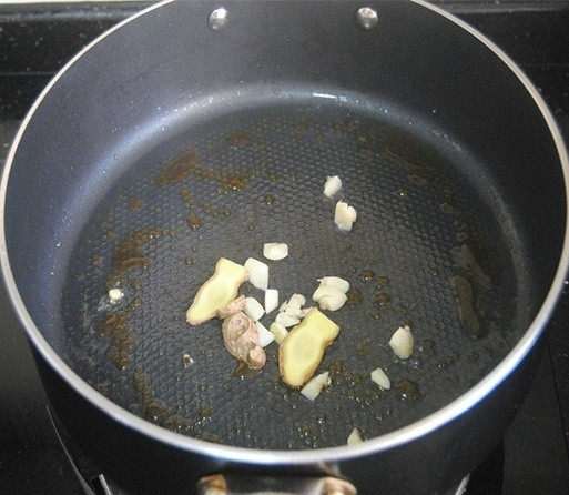 土豆烧排骨,锅内热油，加入冰糖小火融化并炒出糖色，加姜片蒜末爆香；