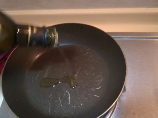 健康低卡香煎鲈鱼,那拿出一个小锅，倒入少许橄榄油。