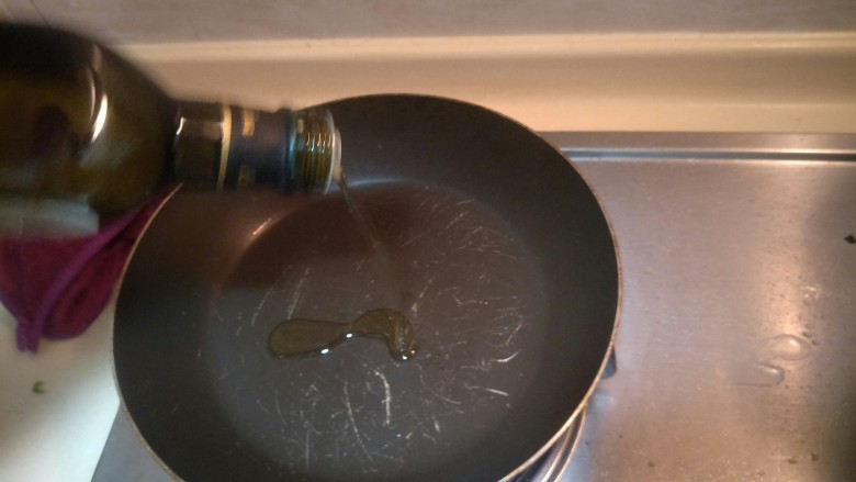 健康低卡香煎鲈鱼,那拿出一个小锅，倒入少许橄榄油。