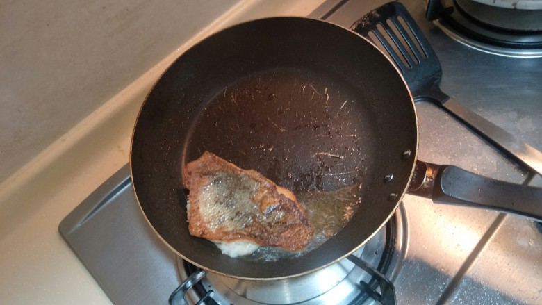 健康低卡香煎鲈鱼,把两面鱼都煎至金黄。
