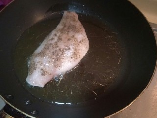 健康低卡香煎鲈鱼,锅烧热后，把鱼片放进去。 