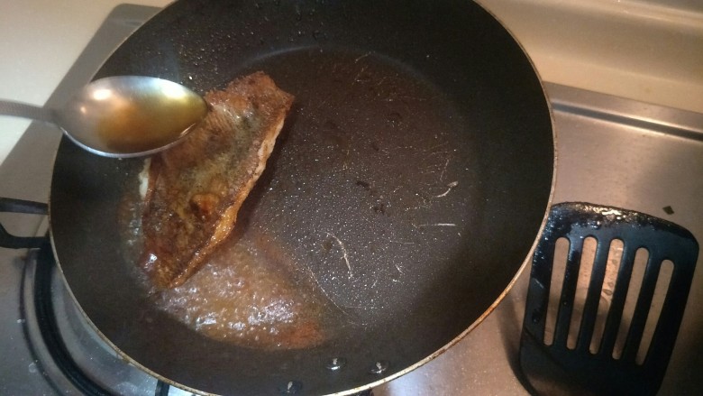 健康低卡香煎鲈鱼,加入一勺料酒调味。
