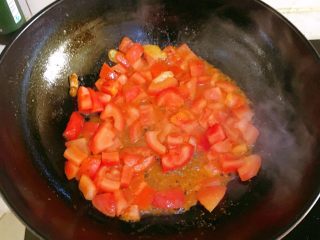 蕃茄龙利鱼,食用油和猪油烧辣后放生姜爆一下，然后放蕃茄炒出汁，根据自己喜好加蕃茄酱