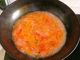 蕃茄龙利鱼,加水，我加的开水，烧开后放鱼煮5分钟，再适当的放些盐（尝一下），起锅