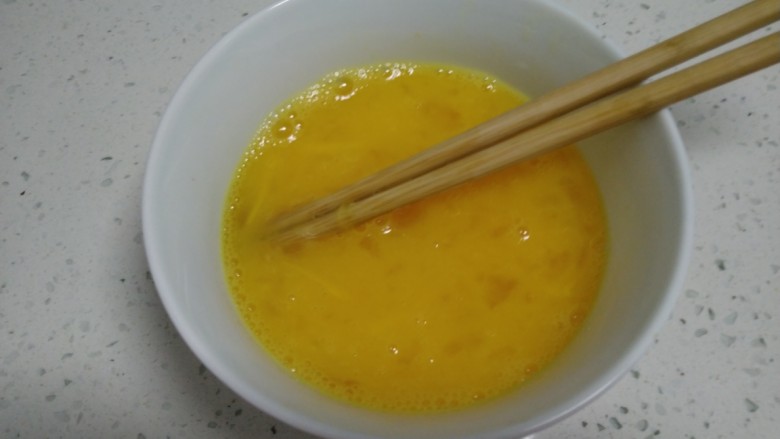 韭菜鸡蛋水煎包,加入盐搅拌均匀。