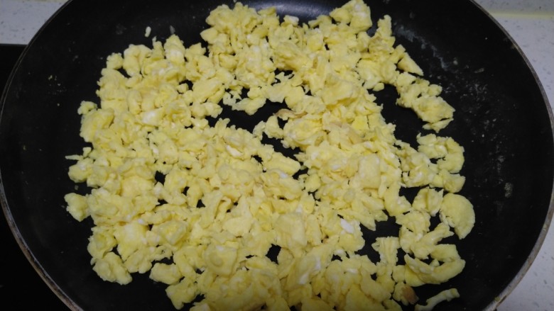 韭菜鸡蛋水煎包,用铲子捣碎。