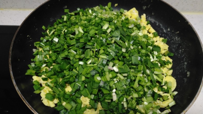 韭菜鸡蛋水煎包,盛入锅中，加入油搅拌均匀。