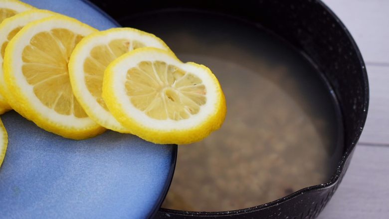 柠檬薏米水,等到薏米水凉至60度以下时放入柠檬片即可