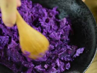 香甜可口的小甜点，吃一次就会爱上,稍稍放凉后去皮，捣成紫薯泥。