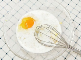 香蕉松饼,加入牛奶以及鸡蛋，白砂糖，用手动打蛋器搅拌均匀