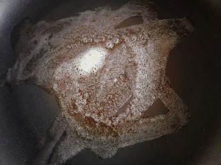 香蕉松饼,黄油在平底锅中融化，用刷子刷匀，不需要太多喔