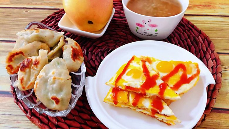 甜辣酱鹌鹑蛋,搭配大米绿豆粥、煎饺、苹果就是完美的标配早餐