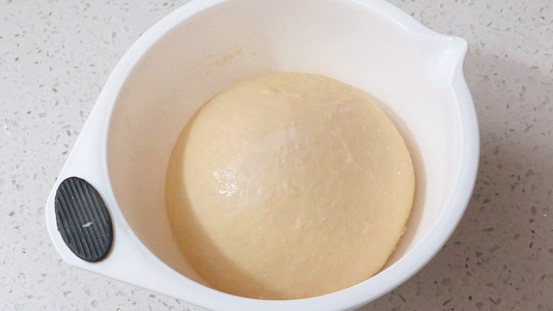 冷藏中种法滴【淡奶油吐司】,取出的面团状态如图，明显变大，内部呈蜂窝状