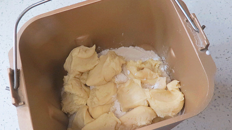 冷藏中种法滴【淡奶油吐司】,把主面团材料放入面包机桶内，发酵好的种面撕成小块一起加入