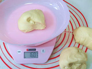 冷藏中种法滴【淡奶油吐司】,将面团平均等分为3个小面团，约160克一个