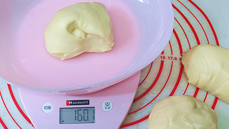冷藏中种法滴【淡奶油吐司】,将面团平均等分为3个小面团，约160克一个