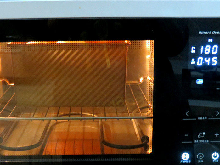 冷藏中种法滴【淡奶油吐司】,烤箱180度充分预热，将发酵好的吐司放入烤箱底层，上、下管180度，45分钟；顶部上色要及时盖锡纸