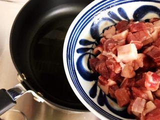 鲍鱼干贝XO酱炒牛肉黄粿,待锅内油七分热时，下牛肉（撇去腌制过程中产生的汁水）