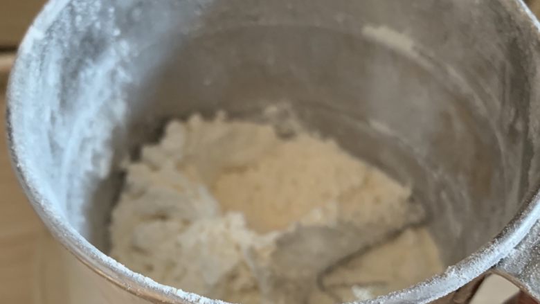 酥皮豆沙包,筛面粉