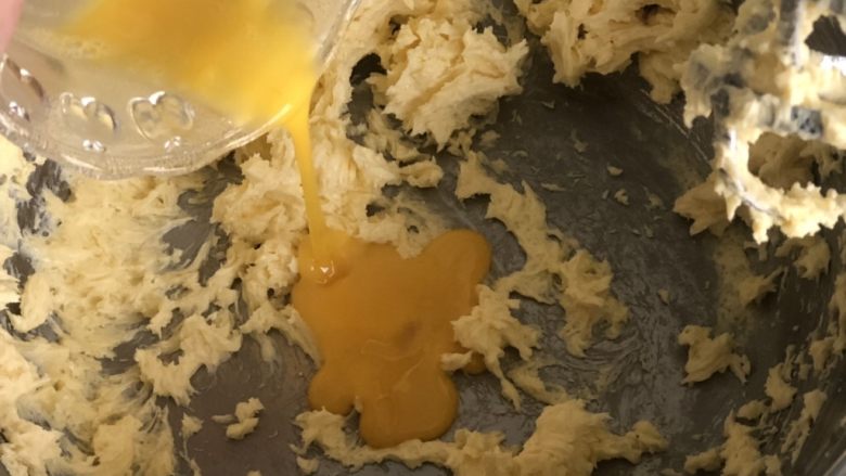 红薯曲奇饼干,充分打发，避免油水分离，再加入另外的蛋液打发。