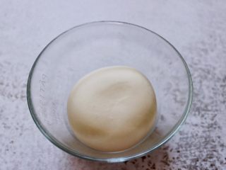 果仁红糖发面饼,中筋面粉加入清水和酵母和成面团，盖上保鲜膜进行醒发。
