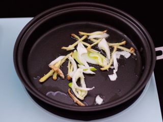 时蔬海虾刀削面,煎锅倒入花生油烧热后，先爆香葱姜丝。