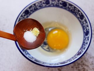 鹅蛋菠菜早餐饼,碗里把鹅蛋打散，先放入适量的盐和鸡精调味。