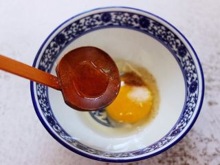 鹅蛋菠菜早餐饼,最后加入料酒去除鹅蛋的腥味。