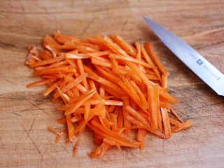 鹅蛋菠菜早餐饼,胡萝卜洗净后用刀切成细丝。