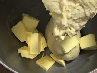 奶酪双吐司,加入黄油。