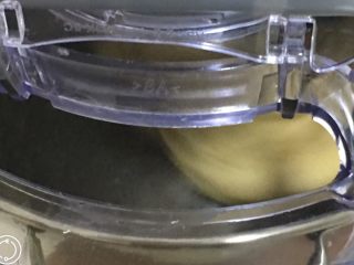 奶酪双吐司,检查面团硬湿度，太湿太干都会影响面团效果。