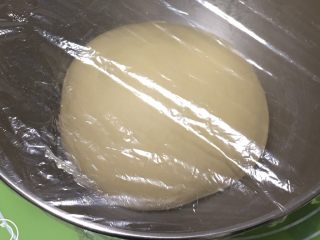 奶酪双吐司,整理滚圆，放入桶内盖上保鲜膜。