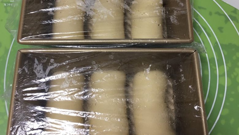 奶酪双吐司,分别放入两个吐司盒，盖上保鲜膜。