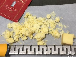 奶酪双吐司,将奶酪切碎便于融化。