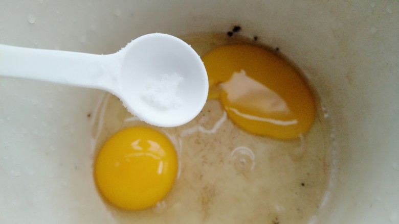 油菜蛋炒面,取一个碗打入两个鸡蛋加少许盐