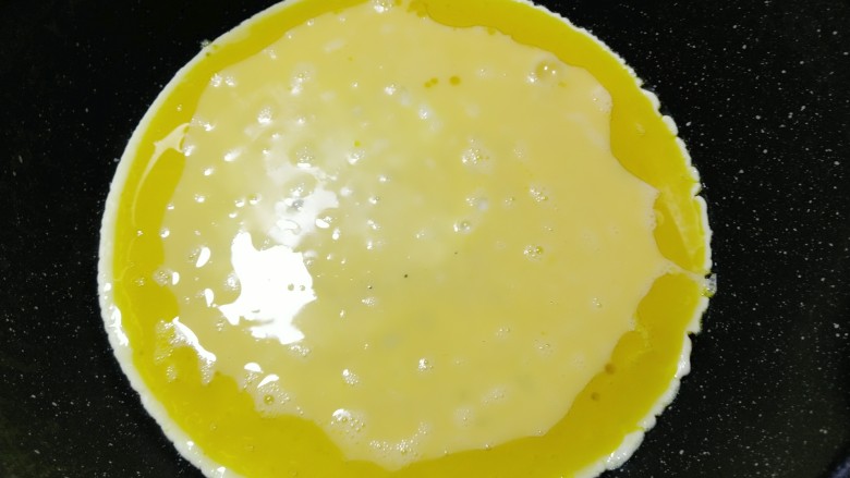 油菜蛋炒面,热锅烧油放入蛋液