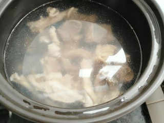 海带鸭子汤,放入鸭肉加入白酒煮开