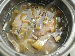 海带鸭子汤,放入海带放入醋煮开文火煲一个半小时