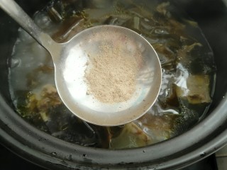 海带鸭子汤,一个半小时后放入胡椒粉